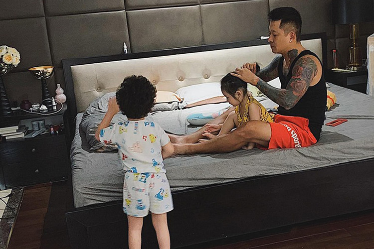 Nam ca sĩ thường xuyên chăm sóc các con giúp vợ.