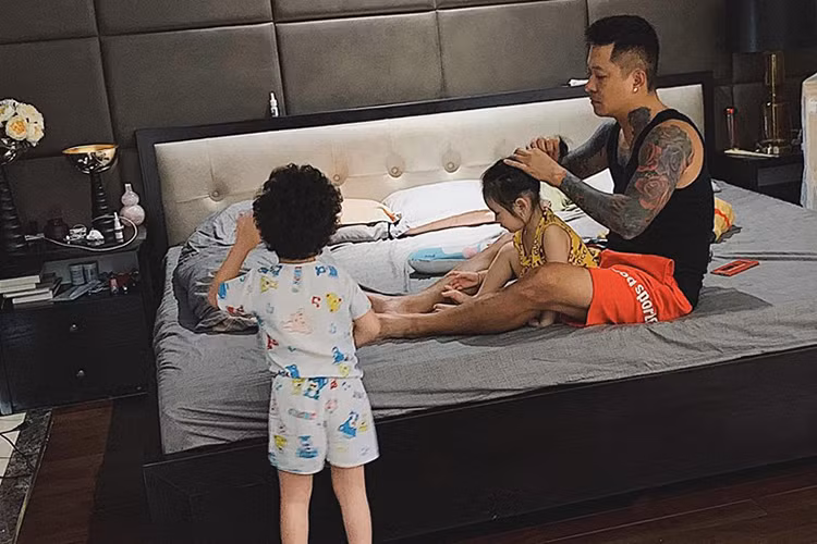 Nam ca sĩ thường xuyên chăm sóc các con giúp vợ.