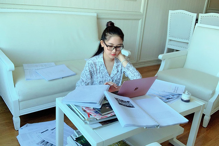 Sau những ồn ào nhan sắc, đi thi hoa hậu quốc tế, Ngân Anh có cuộc sống trầm lắng hơn.