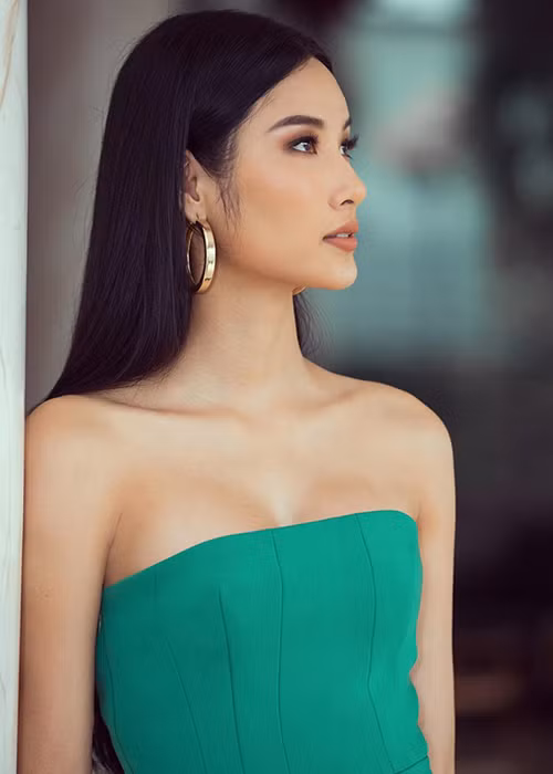 Nàng á hậu sinh năm 1992 vướng tin đồn nâng ngực khi sắp tham gia Hoa hậu Hoàn vũ Thế giới 2019.