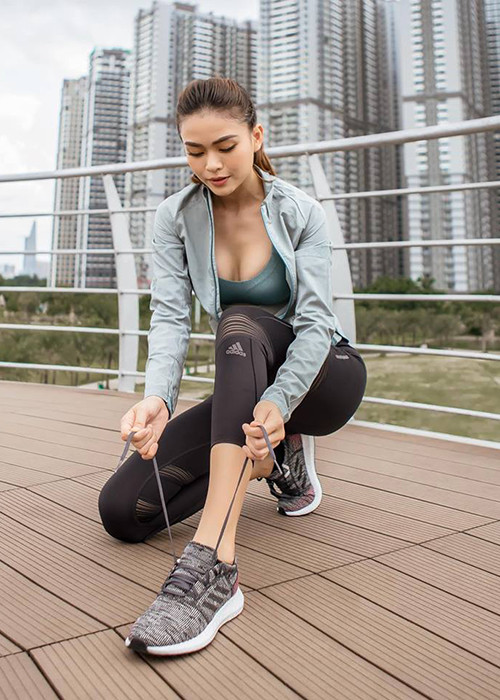 Trước tin đồn dao kéo vòng một, Mâu Thủy chia sẻ trên Zing: "Tôi không quá quan tâm tới những lời bàn tán. Mọi người nghĩ tôi có làm ngực cũng được, không làm cũng chẳng sao. Tôi thích để người ta suy đoán như thế".