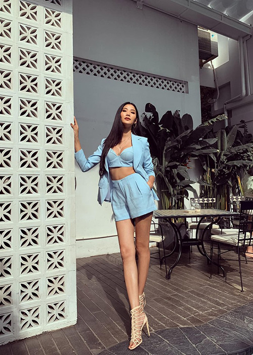 Nhiều người cho rằng đối với Hoàng Thùy, việc nâng ngực được xem là quyết định sáng suốt khi cô mang chuông đi đánh xứ người.