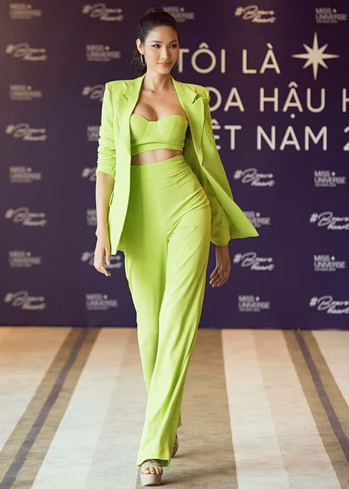 Sau tin đồn trùng tu ngực, Hoàng Thùy ngày càng chăm khoe vòng 1 mỗi khi xuất hiện.