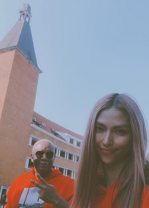 Bạn trai của Thùy Dương chia sẻ, anh bị đổ gục trước cách Thùy Dương quan tâm gắp đồ ăn vào đĩa của anh ngày mới gặp nhau.