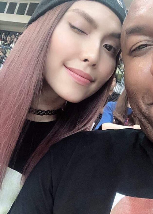 "Tôi cảm nhận được sự cố gắng, nhẫn nại và mong muốn chia sẻ của người đàn ông này. Trước mỗi sự bất bình, anh phân tích cặn kẽ và bảo vệ tôi một cách mạnh mẽ. Chưa kể, anh vô cùng lãng mạn, luôn nhẹ nhàng thể hiện tình cảm theo cách chân thành, tự nhiên. Keenan là chàng trai luôn muốn bảo vệ và che chở cho bạn gái", Thùy Dương chia sẻ.