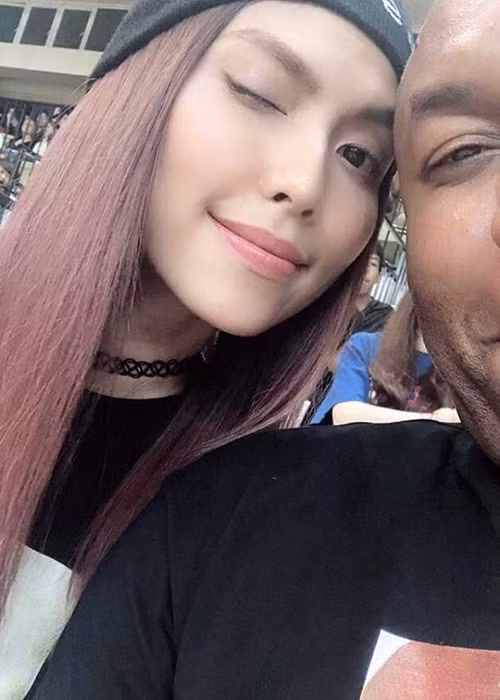 "Tôi cảm nhận được sự cố gắng, nhẫn nại và mong muốn chia sẻ của người đàn ông này. Trước mỗi sự bất bình, anh phân tích cặn kẽ và bảo vệ tôi một cách mạnh mẽ. Chưa kể, anh vô cùng lãng mạn, luôn nhẹ nhàng thể hiện tình cảm theo cách chân thành, tự nhiên. Keenan là chàng trai luôn muốn bảo vệ và che chở cho bạn gái", Thùy Dương chia sẻ.