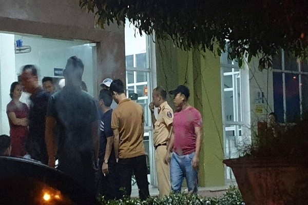 Xo xat o quan hat, 2 cong an va nguoi dan ong xam tro nhap vien