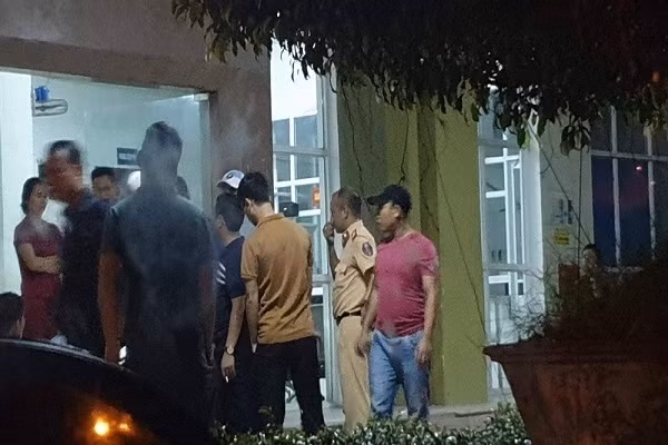 Xo xat o quan hat, 2 cong an va nguoi dan ong xam tro nhap vien