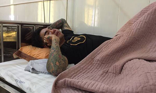 Xo xat o quan hat, 2 cong an va nguoi dan ong xam tro nhap vien-Hinh-2