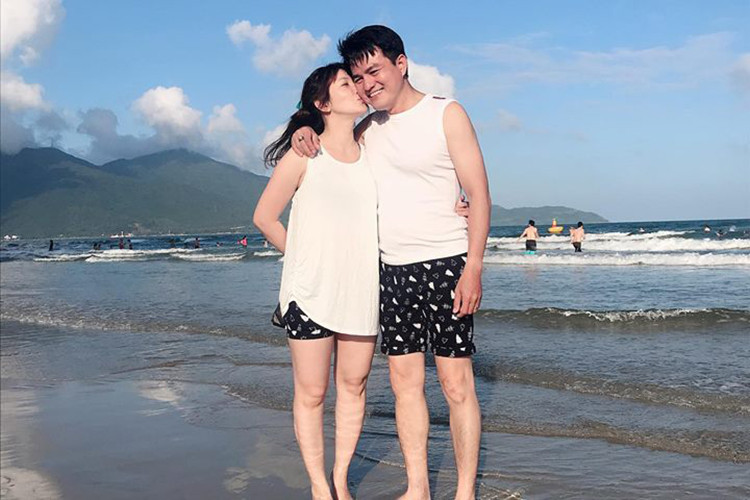 Chia sẻ trên Zing, Cao Minh Đạt cho biết, bà xã thật thà, hiền lành và biết chia sẻ khi anh nóng tính hoặc ít chăm lo đến cô vì mải công việc.