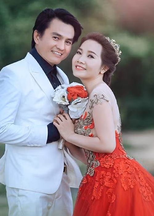 Bà xã của Cao Minh Đạt tên Thanh Trúc, kém chồng 8 tuổi và không hoạt động nghệ thuật.