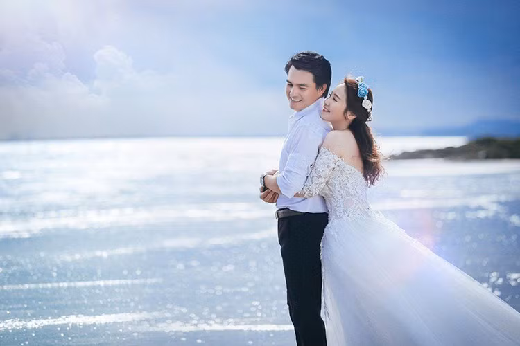 Trước khi đi đến quyết định kết hôn, cả hai đã có 3 năm hẹn hò trong thầm lặng.