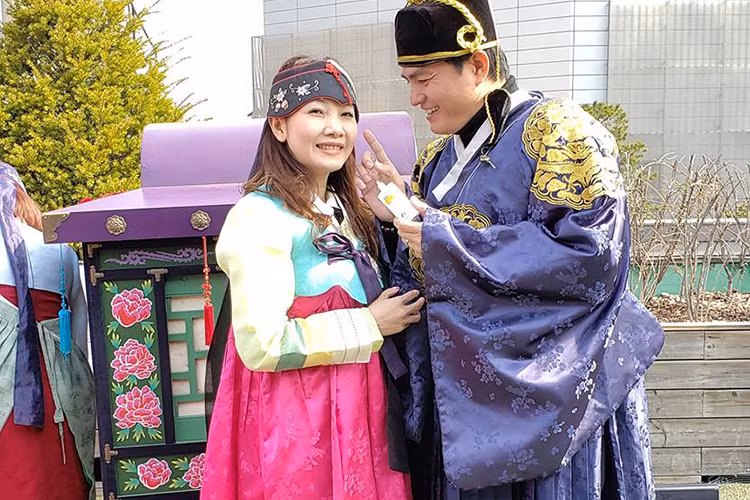 Bà xã của Cao Minh Đạt không ghen tuông khi chồng đóng cảnh thân mật trong phim.