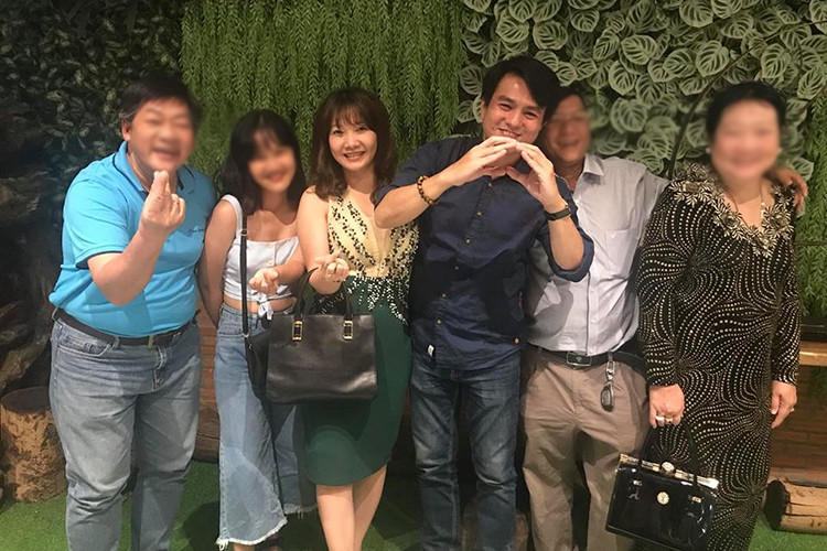 Chia sẻ trên Tri thức trẻ, Cao Minh Đạt tiết lộ khi xem cảnh anh hôn Nhật Kim Anh trong "Tiếng sét trong mưa", bà xã của anh còn khen "hai người hôn nhau rất đạt, rất thật".