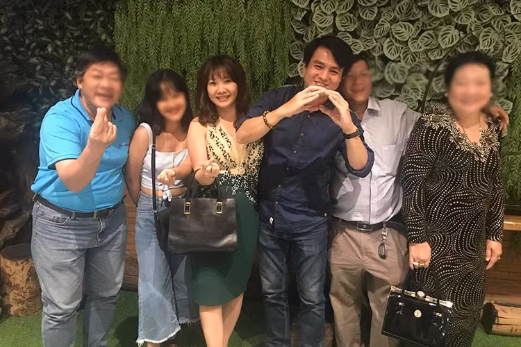 Chia sẻ trên Tri thức trẻ, Cao Minh Đạt tiết lộ khi xem cảnh anh hôn Nhật Kim Anh trong "Tiếng sét trong mưa", bà xã của anh còn khen "hai người hôn nhau rất đạt, rất thật".