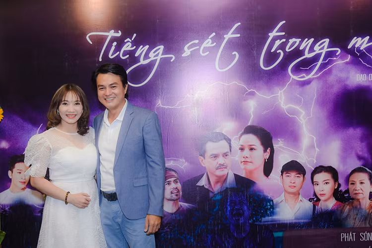 Gần đây, khi bộ phim "Tiếng sét trong mưa" ra mắt, Cao Minh Đạt sánh đôi cùng bà xã trước công chúng.