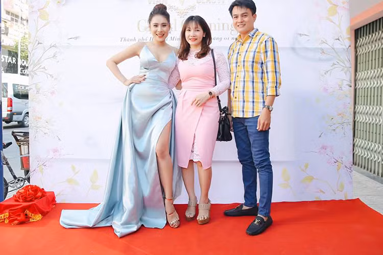 Cao Minh Đạt được bà xã tháp tùng dự sự kiện của diễn viên Hồ Bích Trâm.