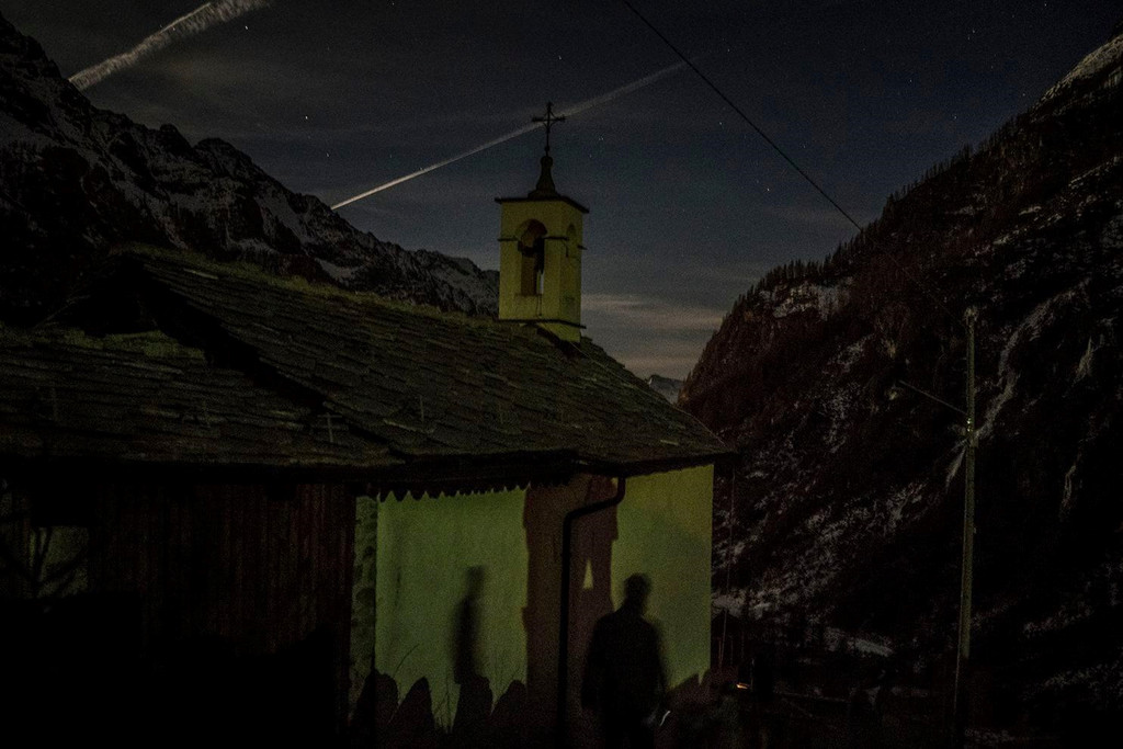 Một nhà nguyện theo phong cách kiến trúc Walser thường thấy ở thung lũng Gressoney trong một đêm mùa đông. Ảnh: James Whitlow Delano/Washington Post.