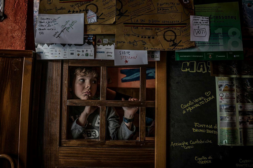 Một cậu bé bên trong nhà hàng ở Gressoney-Saint-Jean, nơi chuyên phục vụ ẩm thực Walser (Walser là từ để chỉ những người gốc Đức sống ở khu vực dãy Alps, bao gồm các nước Thụy Sĩ, Áo, Liechtenstein và Italy). Ảnh: James Whitlow Delano/Washington Post.