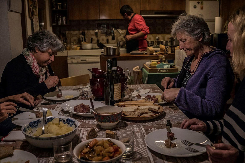 Tất cả thức ăn trong bữa ăn của một gia đình ở Gressoney-Saint-Jean đều được làm từ những nguyên liệu tự sản xuất, từ xúc xích. Ảnh: James Whitlow Delano/Washington Post.