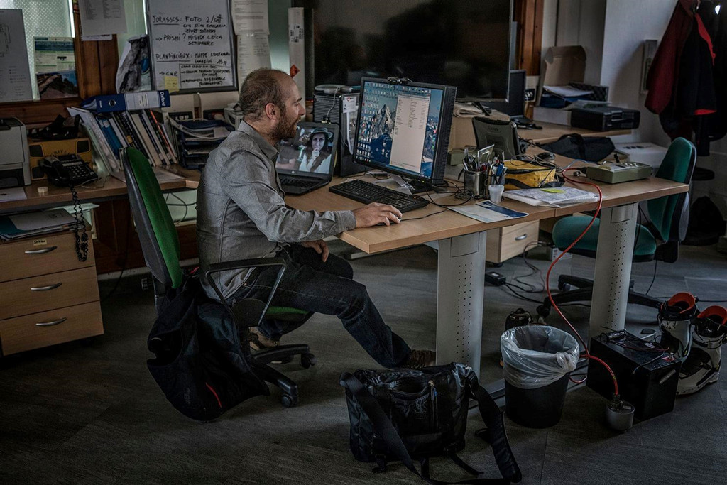 Fabrizio Troilo, nhà địa chất học chuyên nghiên cứu các dòng sông băng, đang đánh giá những dữ liệu thu thập được từ công tác đo đạc tiến hành trước đó. Ảnh: James Whitlow Delano/ Washington Post.