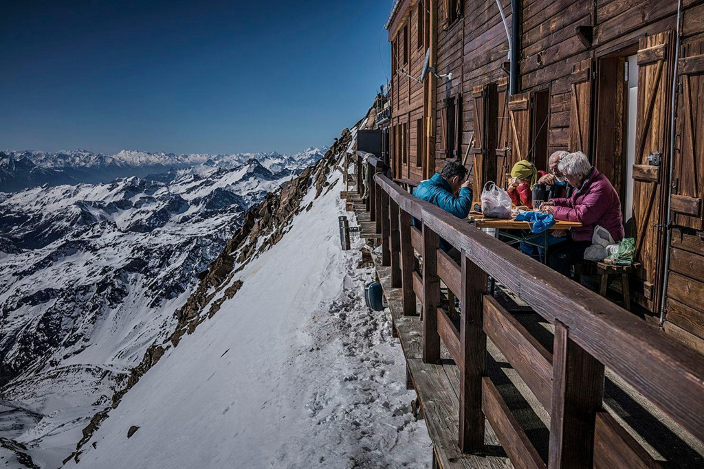 Từ ban công của Capanna Gnifetti, người ta có thể thấy tuyết càng ngày càng ít hơn vì trước đây, nếu ở địa điểm này vào mùa đông, tất cả đều là một màu trắng xóa vì lớp tuyết dày bao phủ vạn vật. Ảnh: James Whitlow Delano/Washington Post.