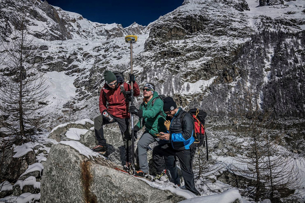 Các nhà địa chất học người Italy đang đo đạc chuyển động và độ dày của sông băng Brenva với một thiết bị định vị vệ tinh (sat-nav) có độ chính xác đến 0,1 mm. Ảnh: James Whitlow Delano/Washington Post.