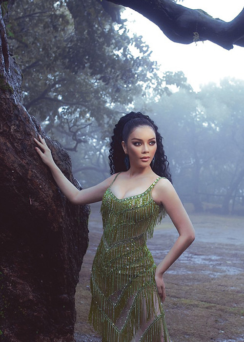 Vẻ gợi cảm của Lý Nhã Kỳ ở tuổi U40 khiến cánh mày râu phải đổ gục.