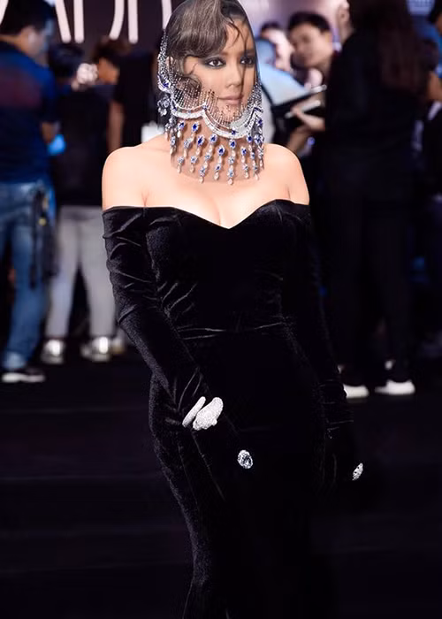 Lý Nhã Kỳ xuất hiện kiêu sa, quý phái nhưng không kém phần gợi cảm tại các sự kiện.