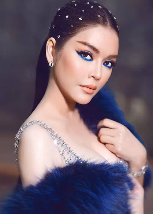 Để khoe triệt để thế mạnh ngoại hình, nữ diễn viên kiêm doanh nhân tự tin diện trang phục táo bạo.