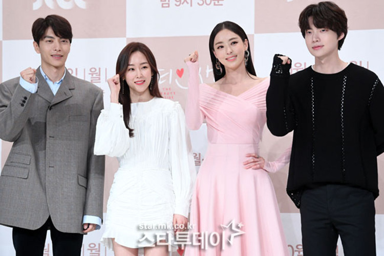 Hình ảnh Ahn Jae Hyun (ngoài cùng bên phải) bên Seo Hyun Jin trong buổi quảng bá phim "The beauty inside".