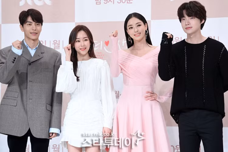 Hình ảnh Ahn Jae Hyun (ngoài cùng bên phải) bên Seo Hyun Jin trong buổi quảng bá phim "The beauty inside".