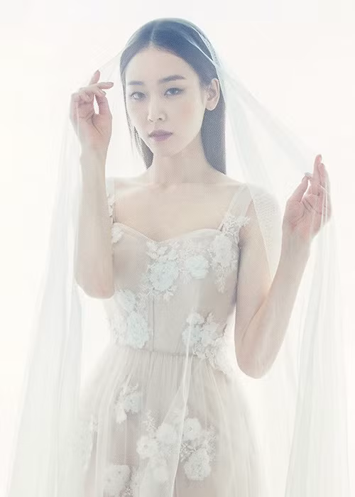 So với thời mới bước chân vào showbiz, Hyun Jin nay trẻ trung, quyến rũ hơn.