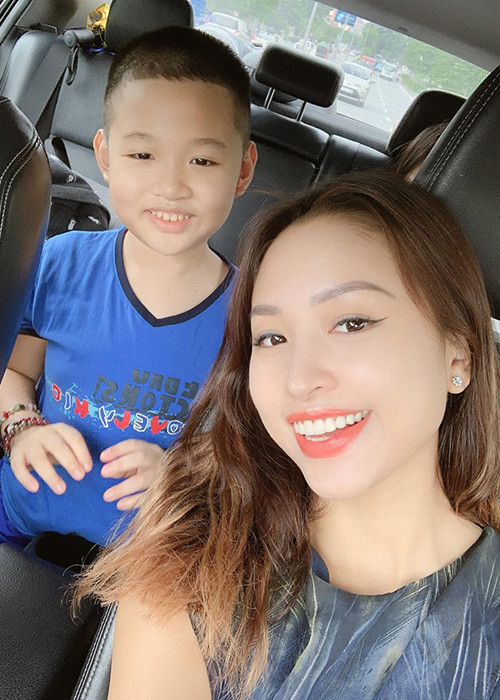 MC Vân Hugo háo hức trong ngày tựu trường cùng con trai.