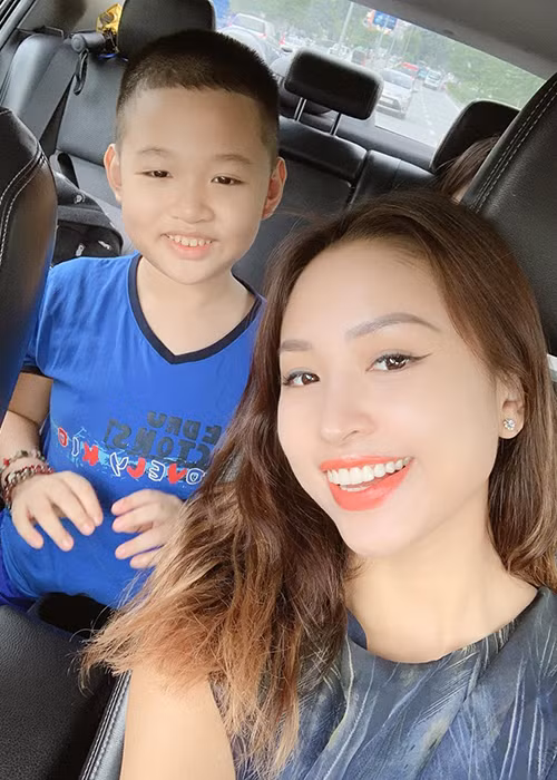 MC Vân Hugo háo hức trong ngày tựu trường cùng con trai.