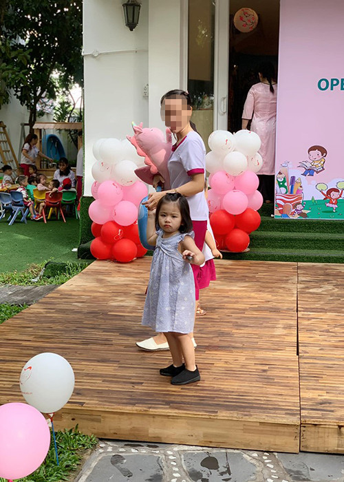 Vân Trang cũng tiết lộ con gái buồn vì không ai đón bé vào lớp.