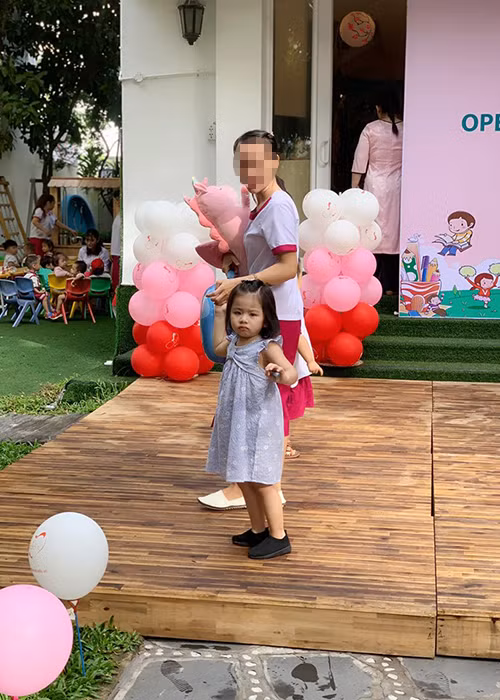 Vân Trang cũng tiết lộ con gái buồn vì không ai đón bé vào lớp.