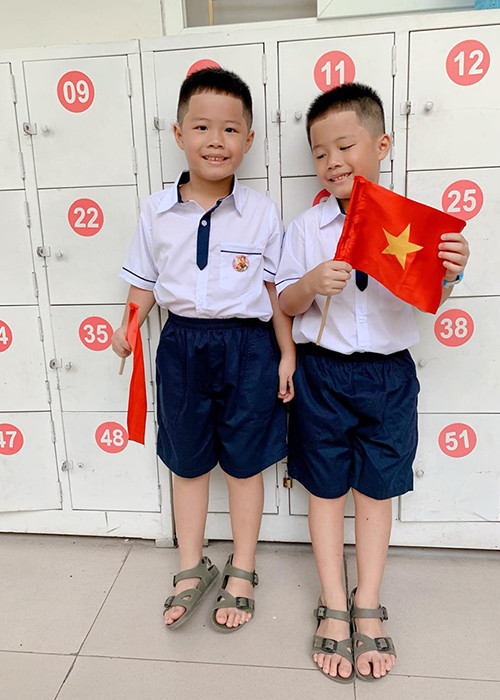 MC Hoàng Linh chúc hai cậu con trai có năm học mới đầy niềm vui.