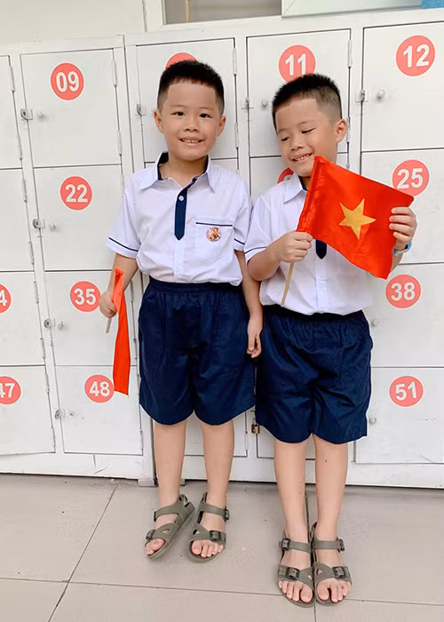 MC Hoàng Linh chúc hai cậu con trai có năm học mới đầy niềm vui.