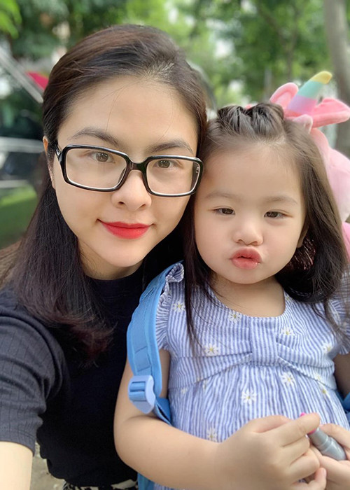 Sau 5 ngày nghỉ hè, cô con gái 3 tuổi của Vân Trang than thở, khóc lóc không muốn tham dự ngày khai giảng.