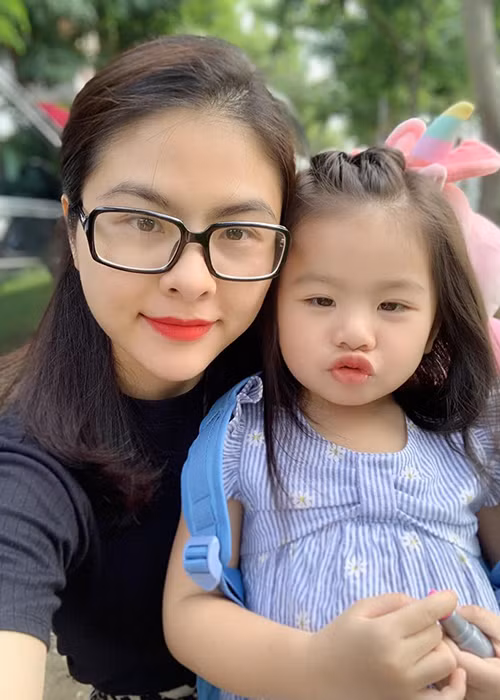Sau 5 ngày nghỉ hè, cô con gái 3 tuổi của Vân Trang than thở, khóc lóc không muốn tham dự ngày khai giảng.