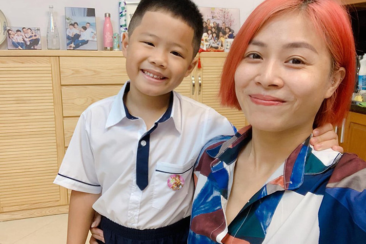 Dù bận rộn đến mấy song nữ MC “Chúng tôi là chiến sĩ” vẫn đích thân đưa hai con đi khai giảng.