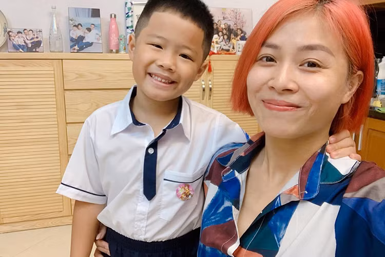 Dù bận rộn đến mấy song nữ MC “Chúng tôi là chiến sĩ” vẫn đích thân đưa hai con đi khai giảng.