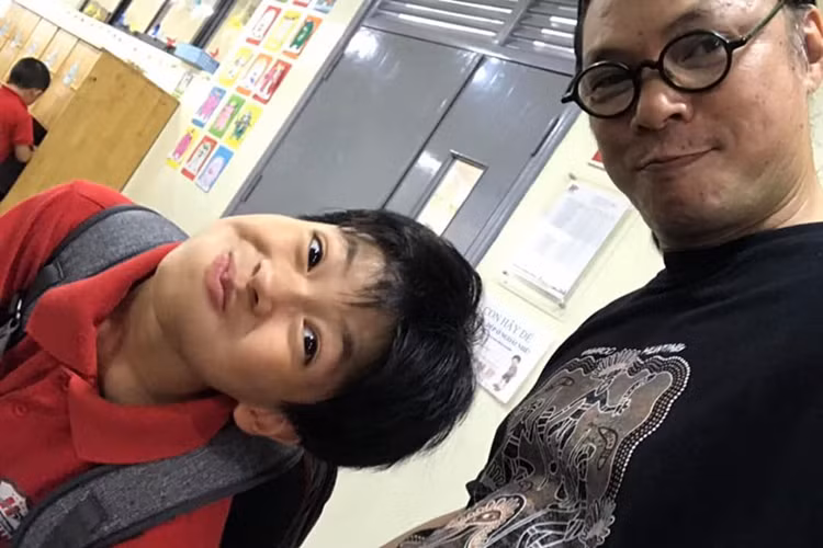 Sao Viet ho hoi dua con yeu di khai giang