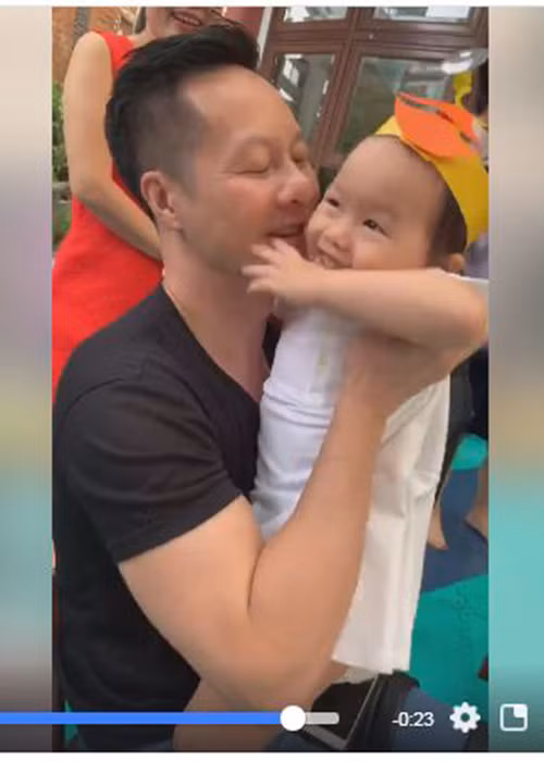 Con gái Phan Như Thảo vui vẻ bên bố mẹ trong ngày đầu năm học mới.