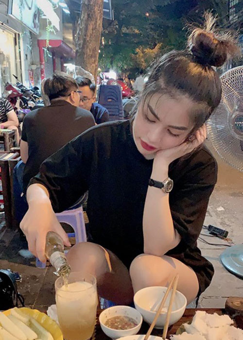 Trần Hương khoe nhan sắc xinh đẹp và thường đăng tải dòng status đầy ẩn ý khiến cư dân mạng đặt nghi vấn phải chăng vợ cũ của Việt Anh có tình mới.