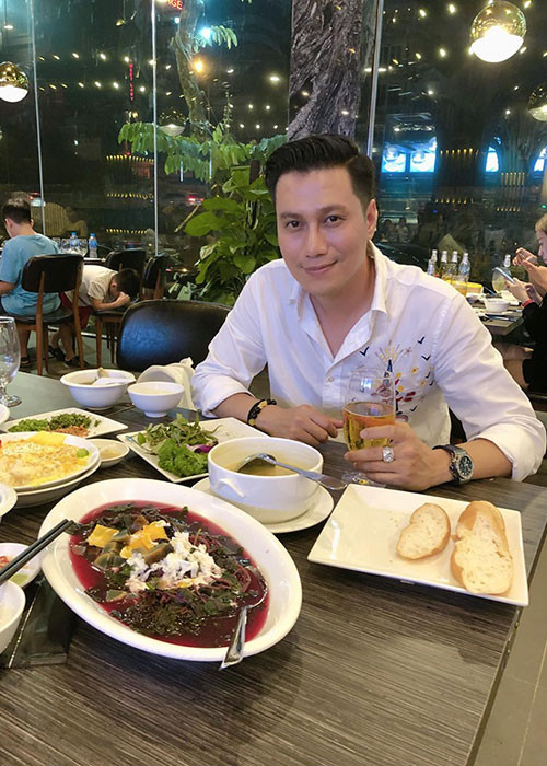 Việt Anh dao kéo để đổi vận nhưng có vẻ anh vẫn vướng phải thị phị.