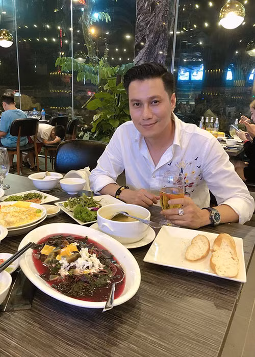 Việt Anh dao kéo để đổi vận nhưng có vẻ anh vẫn vướng phải thị phị.