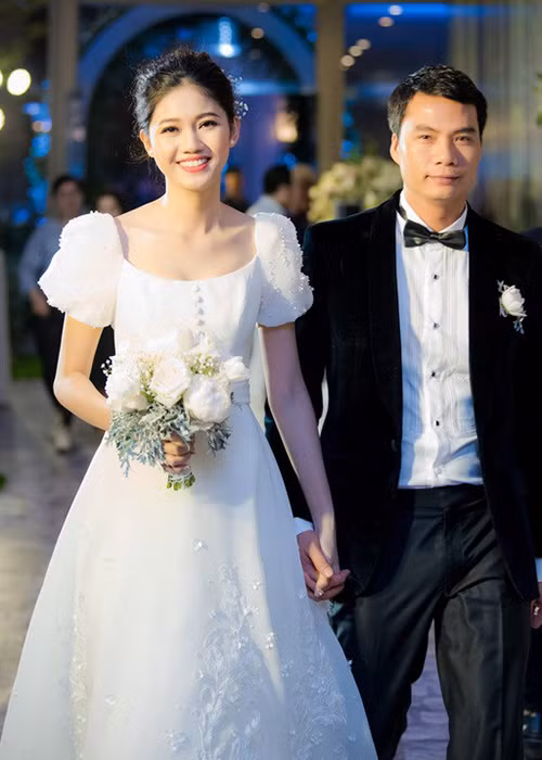 Việc Thanh Tú kết hôn ở độ tuổi còn khá trẻ và chỉ sau 2 năm giành danh hiệu Á hậu 1 cuộc thi Hoa hậu Việt Nam khiến nhiều người bất ngờ.