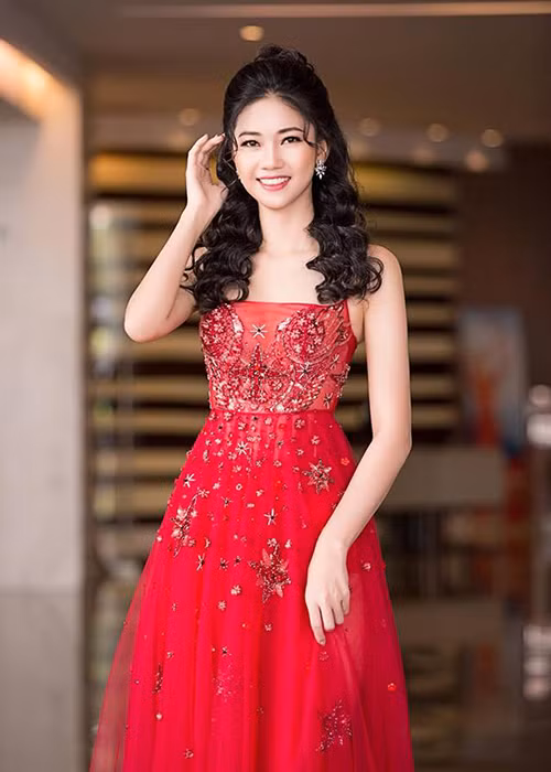 Nàng á hậu sở hữu vóc dáng thon gọn, gương mặt khả ái.